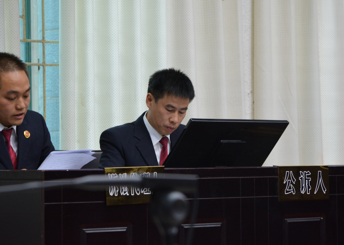 思南县人民检察院简洁检察长出庭支持公诉